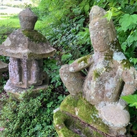 安養寺参道に佇む石仏画像